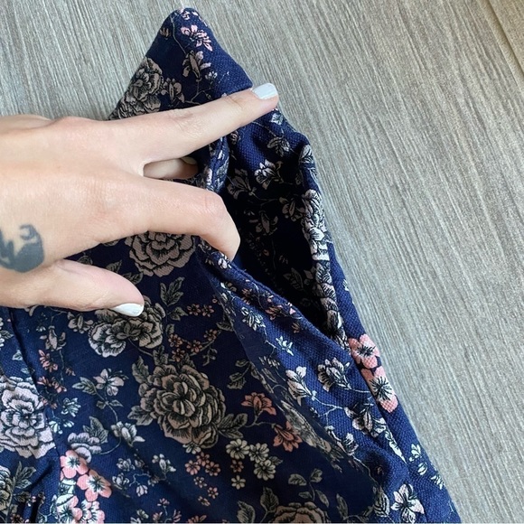 𝅺ann Taylor LOFT Riviera Short Navy and Pink Floral Size 0 - Picture 3 of 9